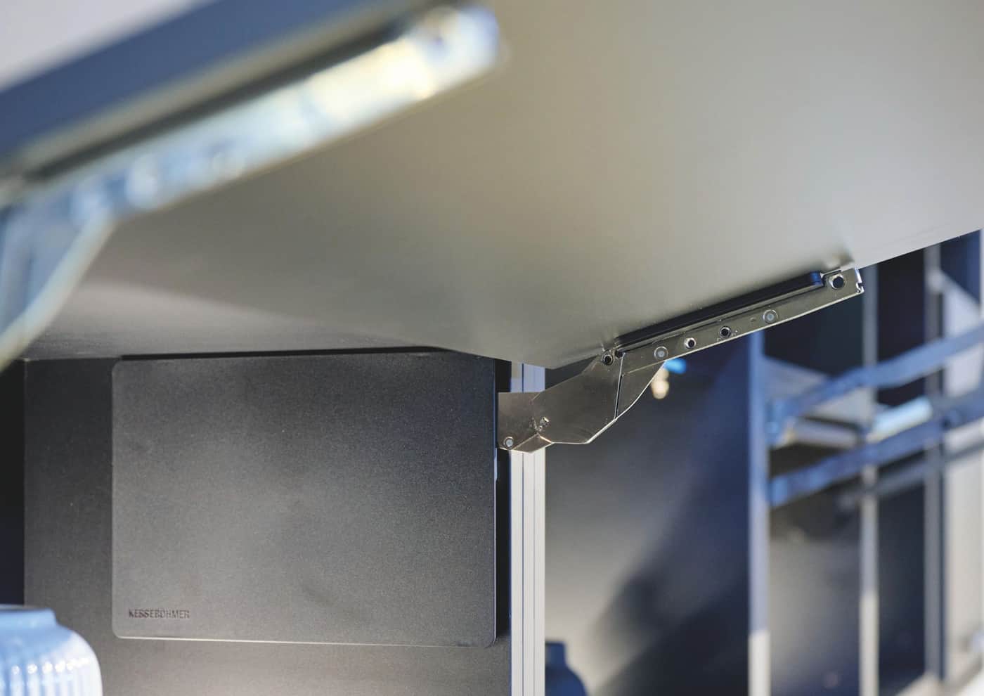 FREEslim flap, une ferrure ultra-fine pour portes relevables