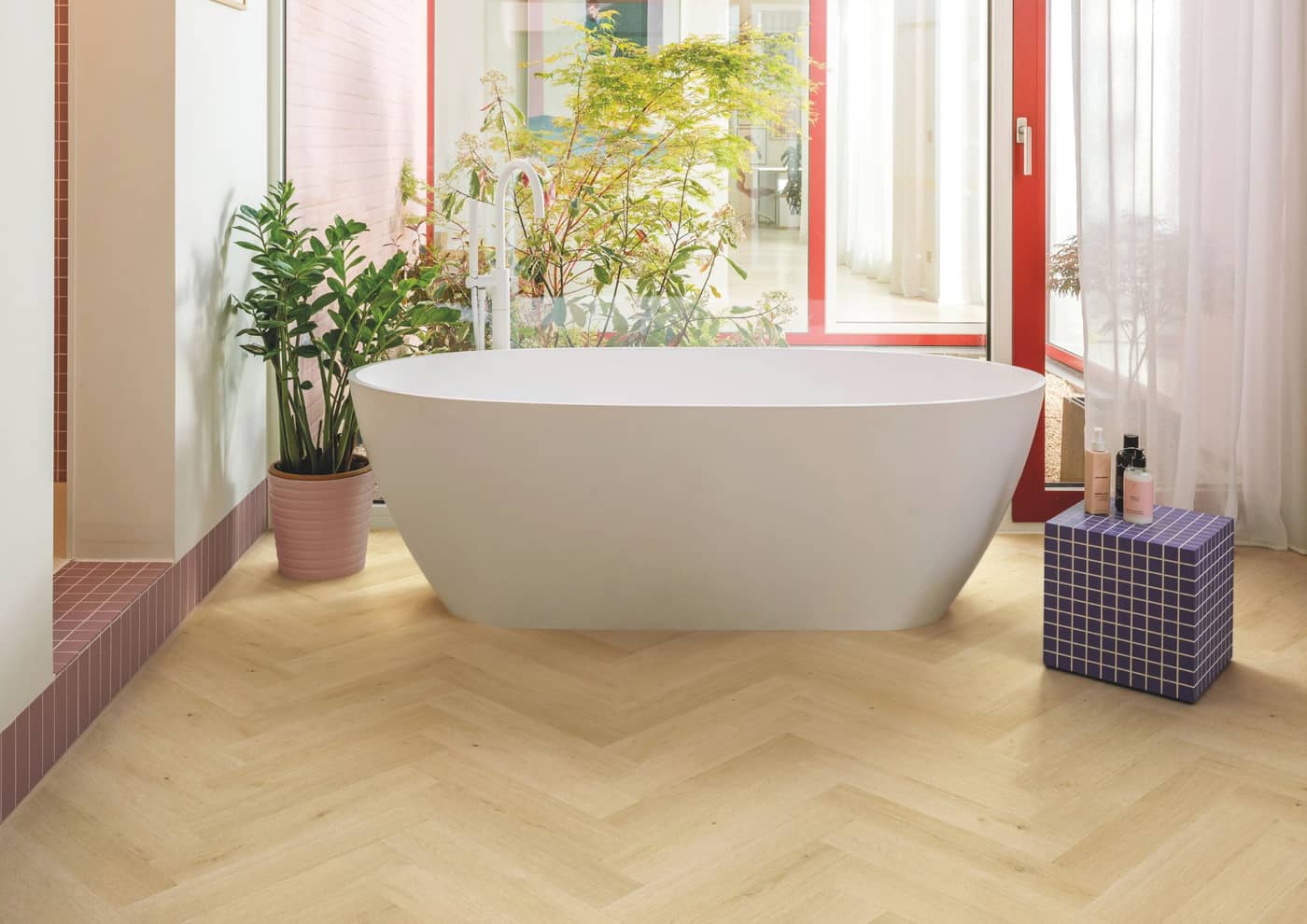 Quick-Step lance Impressive Designs, un stratifié chevron résistant à l’eau