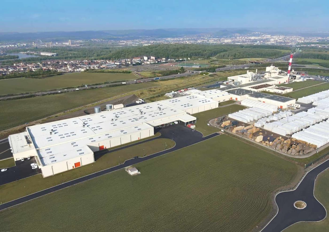 Knauf Ceiling Solutions inaugure sa nouvelle usine de plafonds