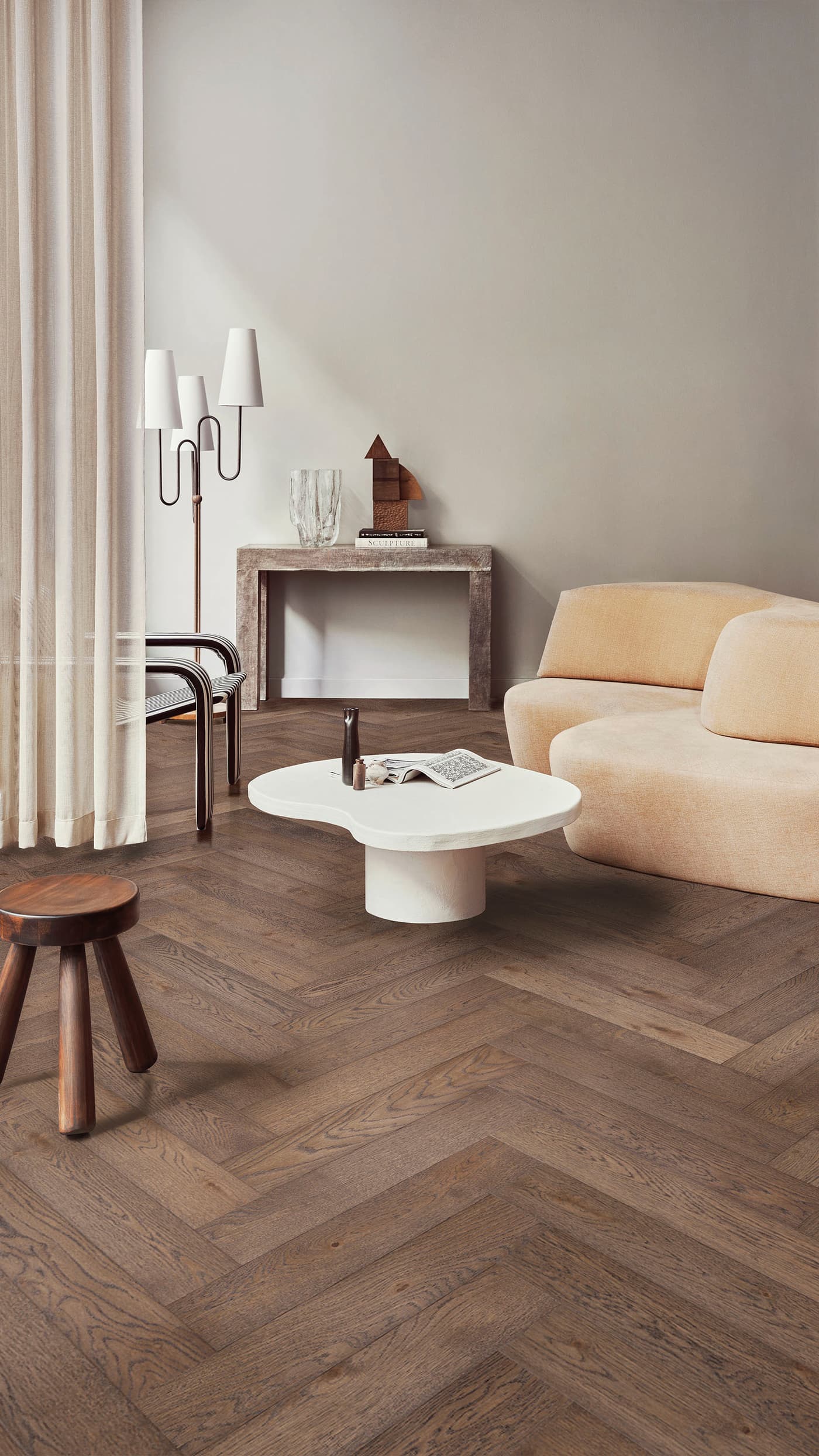 Segno, le parquet en chêne au motif chevron selon Tarkett