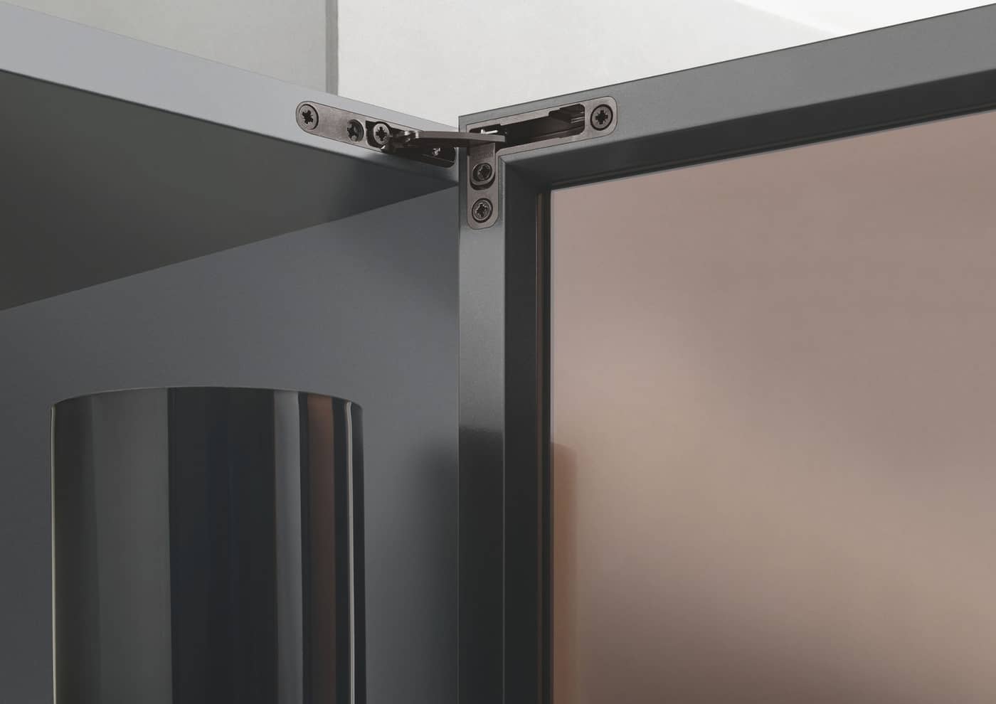 Salice fait évoluer sa charnière invisible Air pour les portes grand format